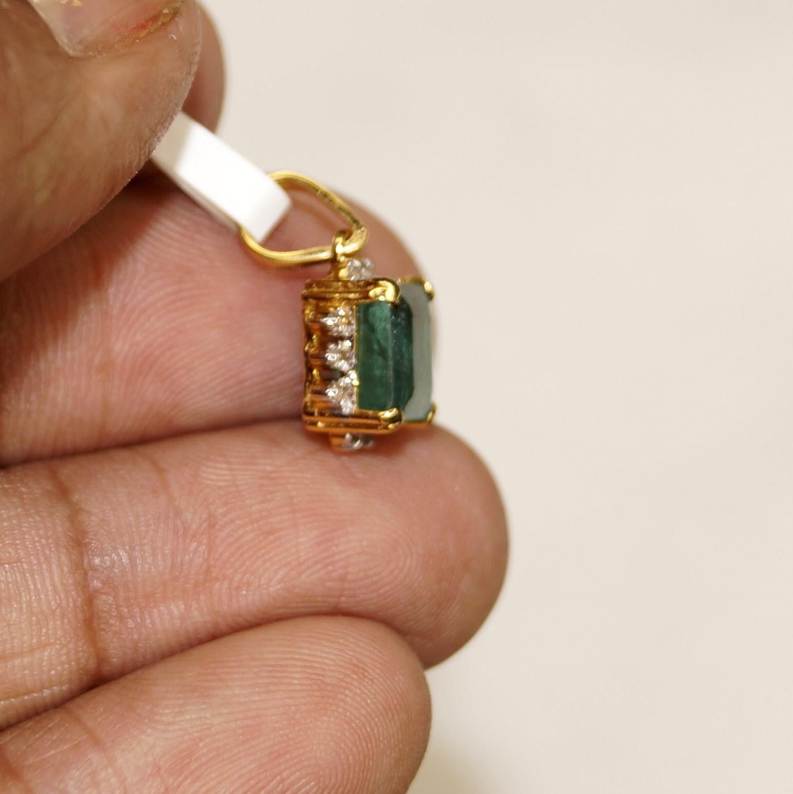 IGI Certified Diamond Natural 2.35Ctw Emerald Pendant Hallmark 18K Gold Pendant In New Condition For Sale In Delhi, DL