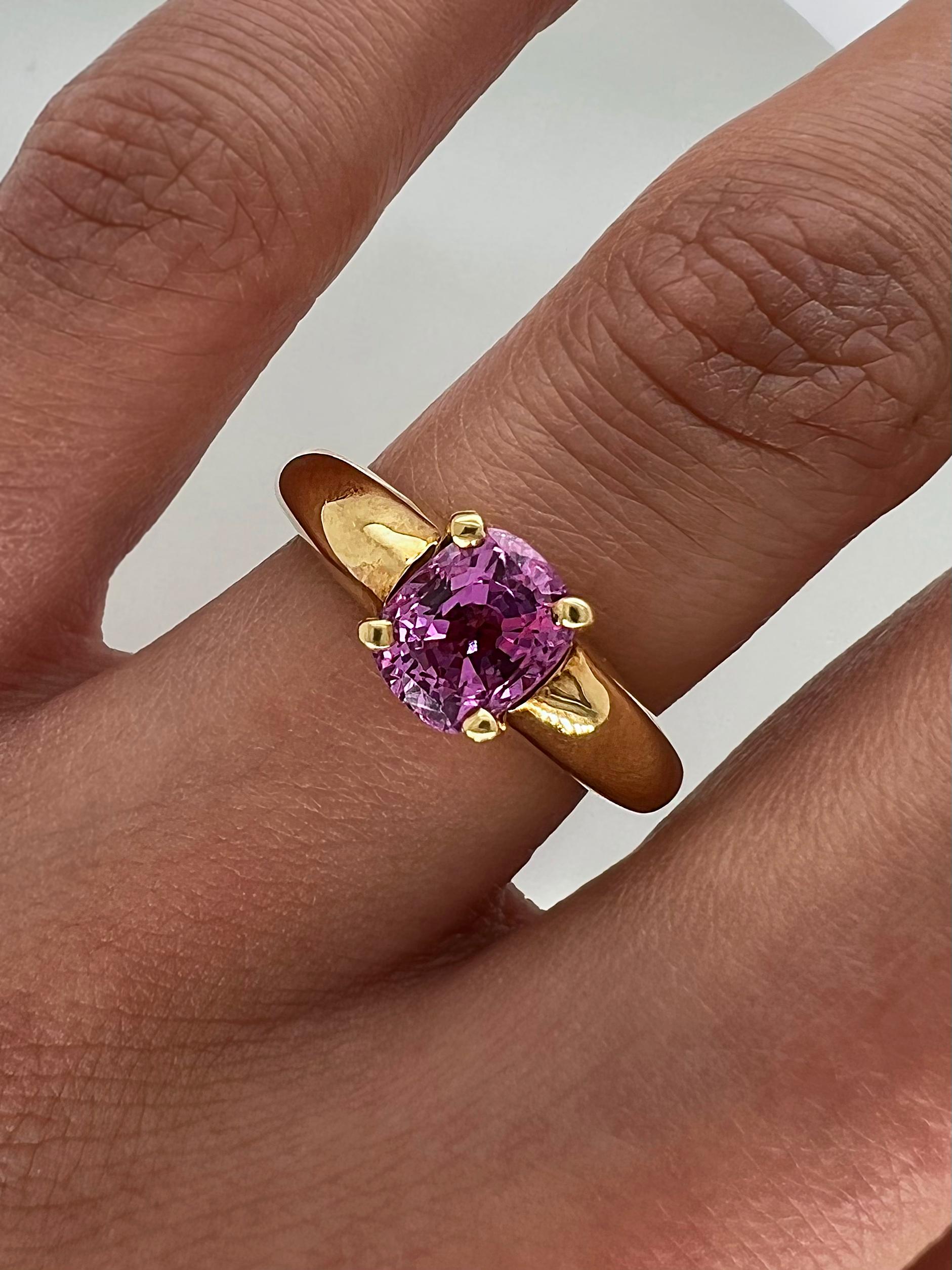 1.90 Carat Pink Sapphire Solitaire Ladies Ring in Yellow Gold Band In New Condition For Sale In New York, NY