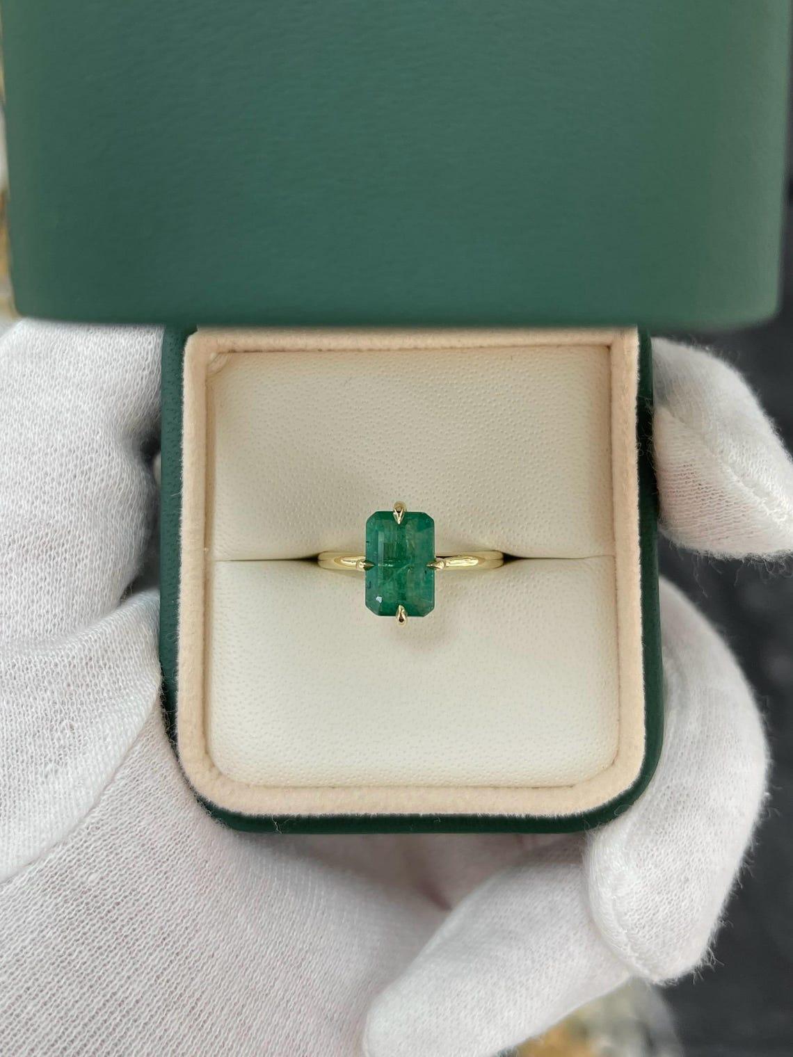 1,90 Karat 14K Dunkelgrüner Solitär-Ring mit Smaragdschliff und vertikalen Zacken aus Goldband (Kunsthandwerker*in) im Angebot