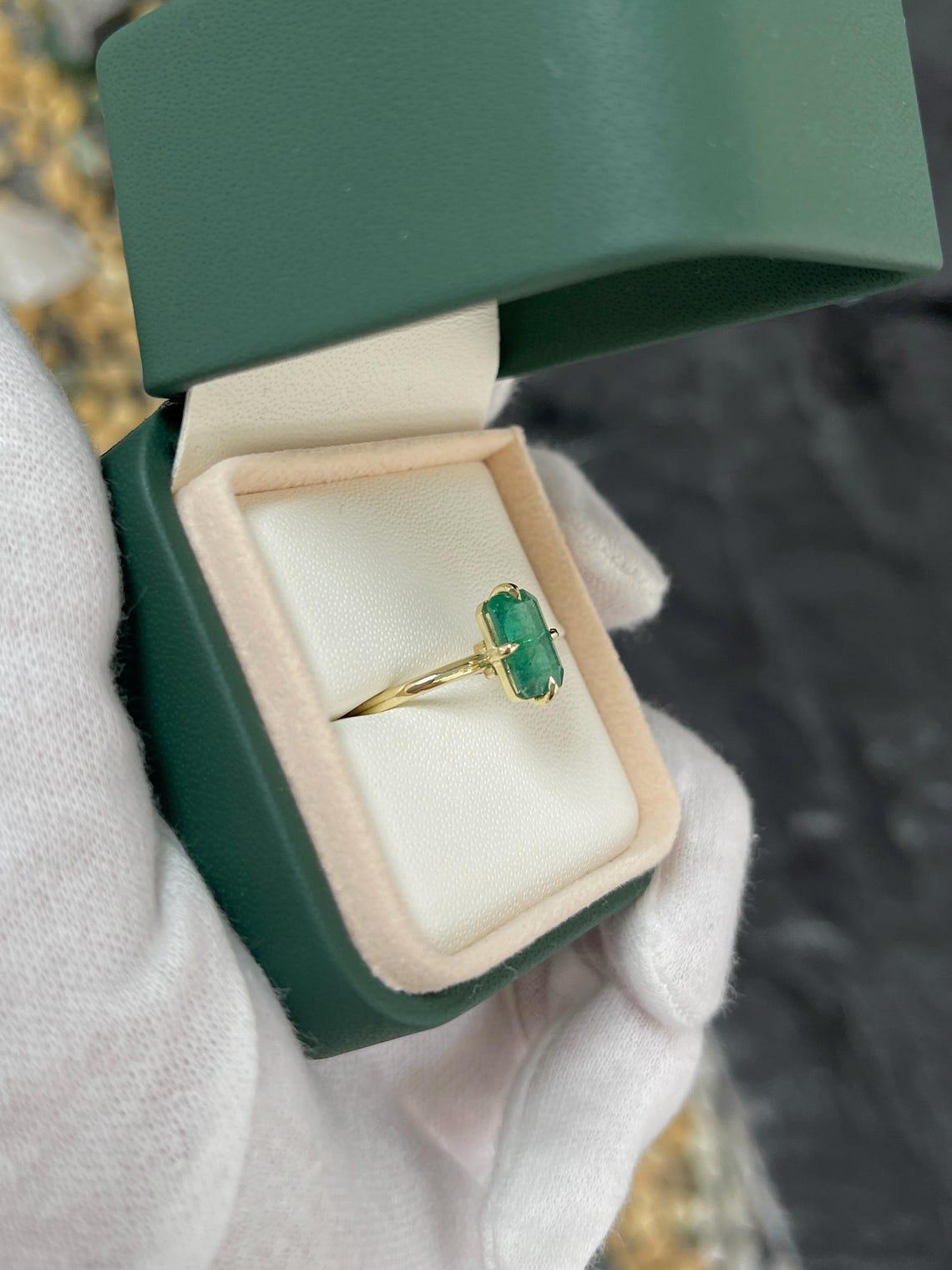 1,90 Karat 14K Dunkelgrüner Solitär-Ring mit Smaragdschliff und vertikalen Zacken aus Goldband im Zustand „Neu“ im Angebot in Jupiter, FL