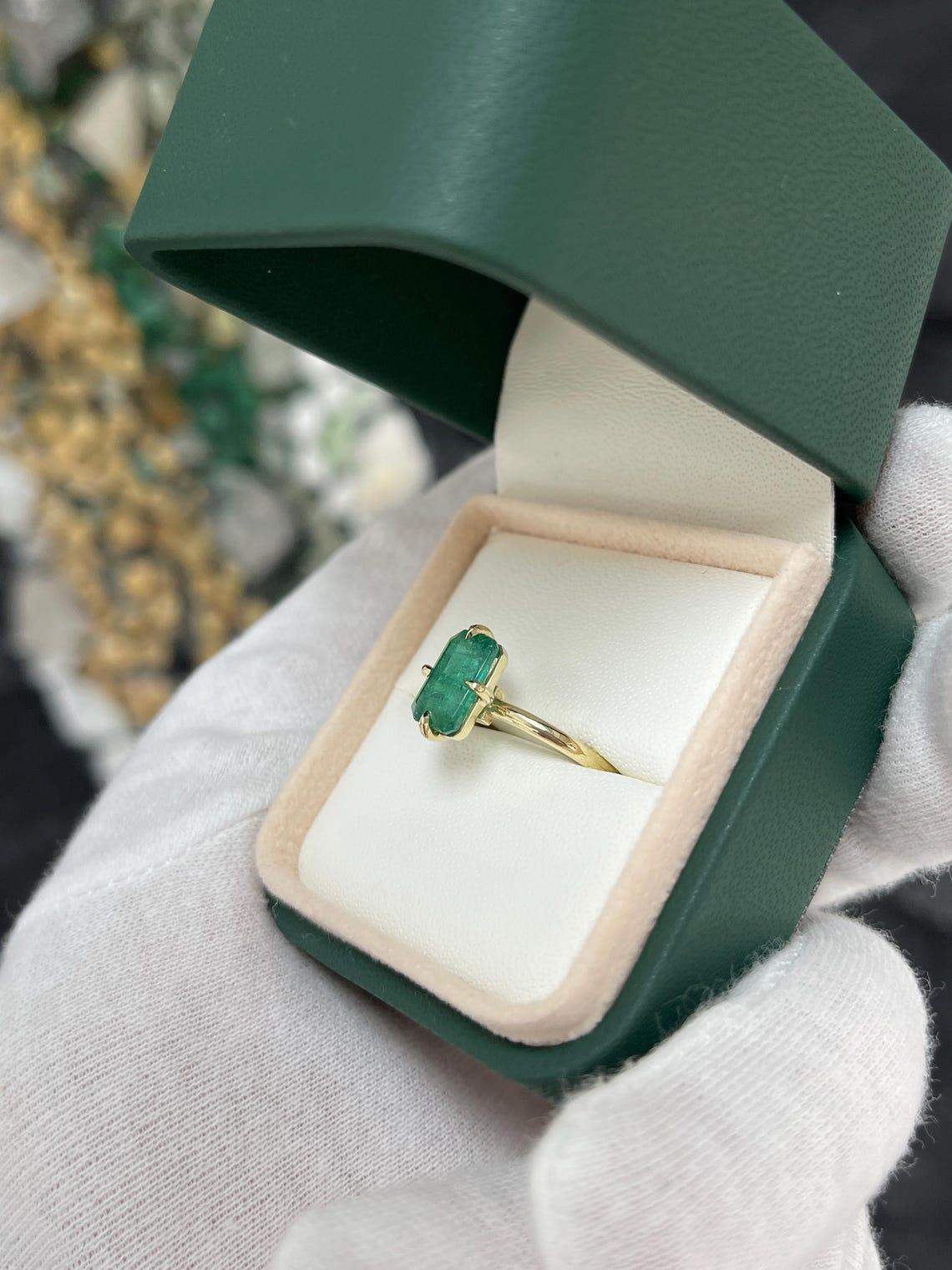 1,90 Karat 14K Dunkelgrüner Solitär-Ring mit Smaragdschliff und vertikalen Zacken aus Goldband Damen im Angebot