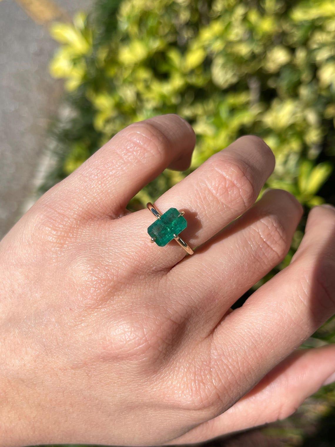 1,90 Karat 14K Dunkelgrüner Solitär-Ring mit Smaragdschliff und vertikalen Zacken aus Goldband im Angebot 1