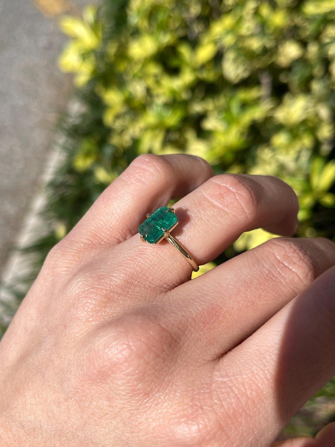 1,90 Karat 14K Dunkelgrüner Solitär-Ring mit Smaragdschliff und vertikalen Zacken aus Goldband im Angebot 2