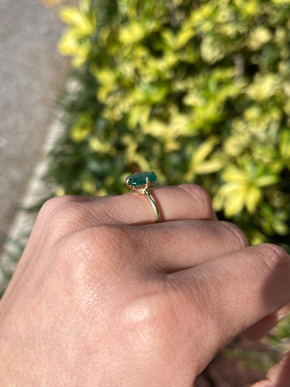 1,90 Karat 14K Dunkelgrüner Solitär-Ring mit Smaragdschliff und vertikalen Zacken aus Goldband im Angebot 3