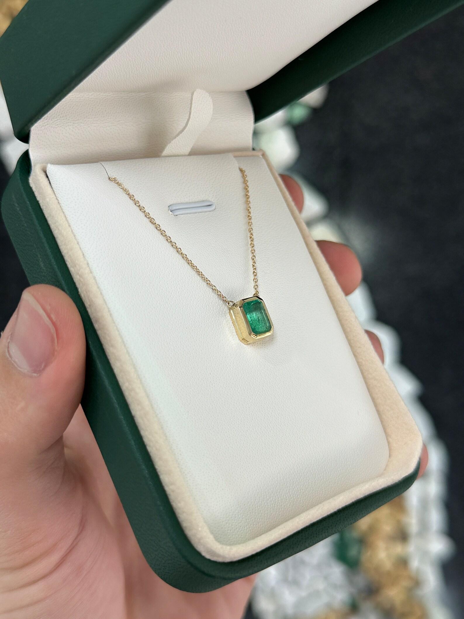 Modern 1.90ct 14K Natural Emerald Cut Emerald Bezel Women Necklace - Medium Lush Green For Sale