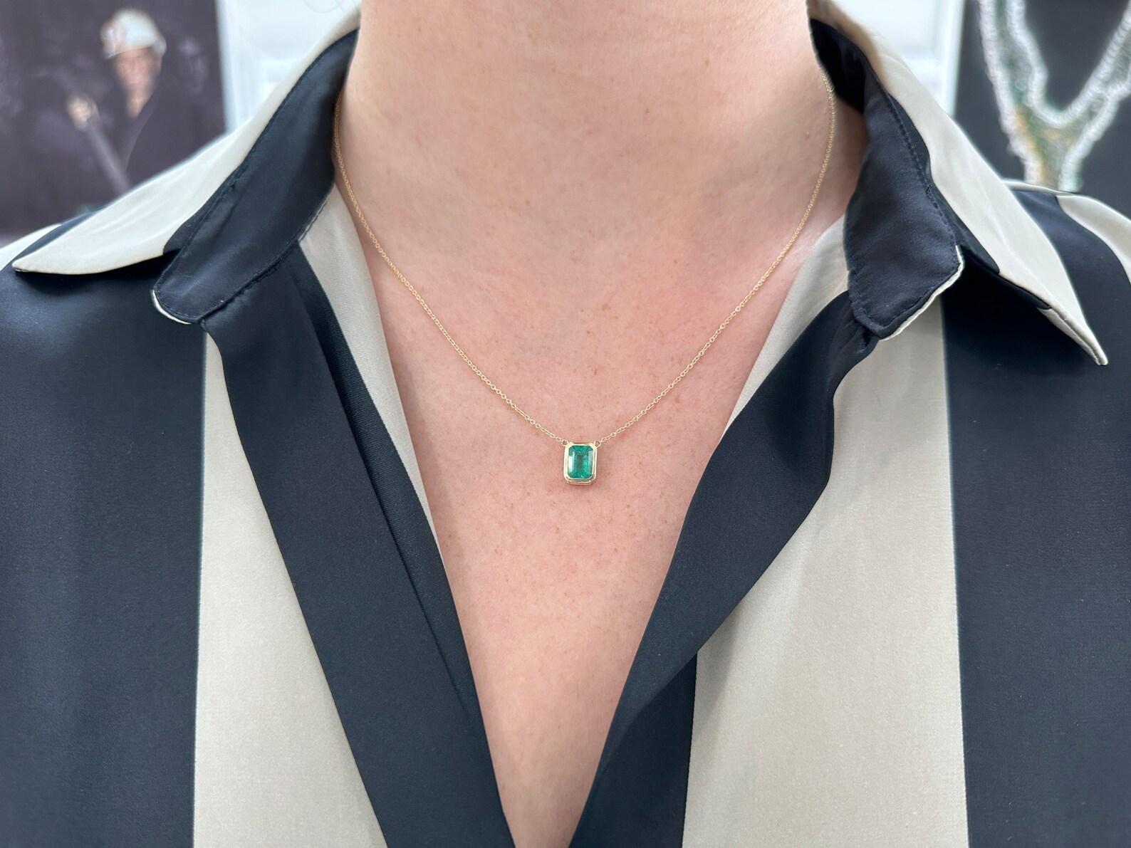 Women's or Men's 1.90ct 14K Natural Emerald Cut Emerald Bezel Women Necklace - Medium Lush Green For Sale