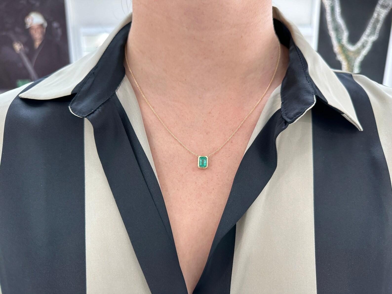 1.90ct 14K Natural Emerald Cut Emerald Bezel Women Necklace - Medium Lush Green For Sale 2