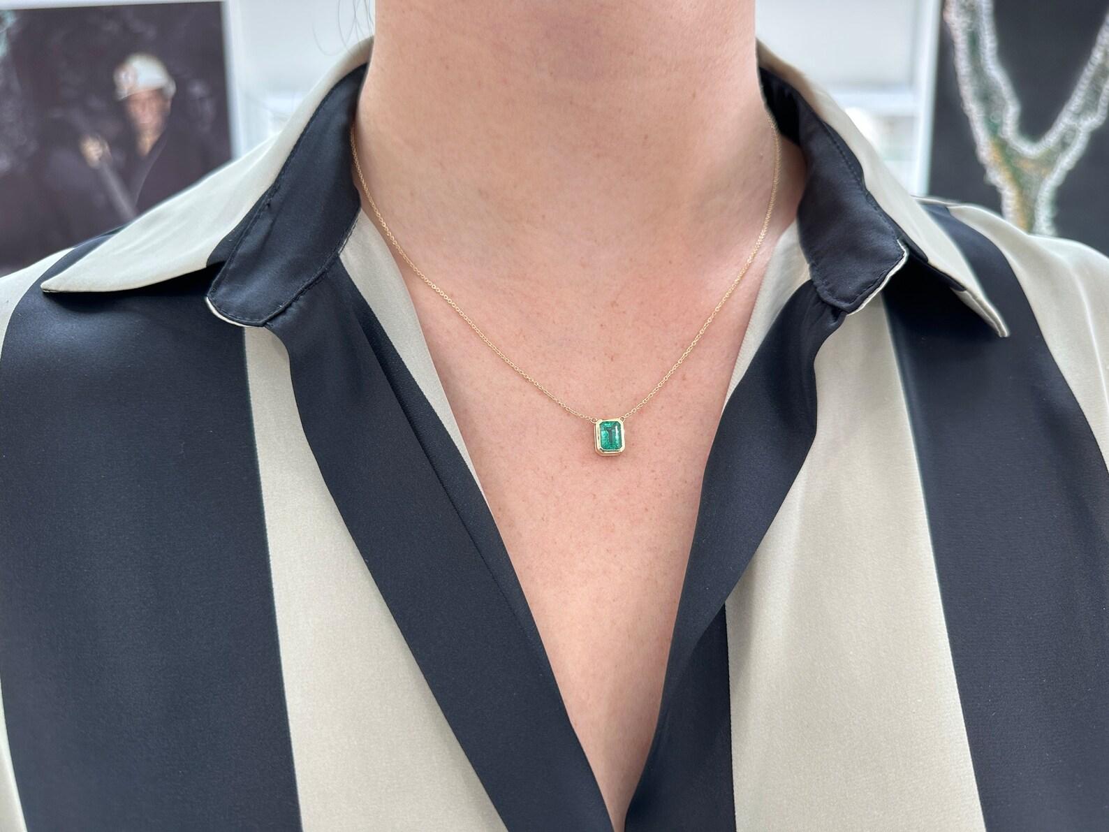 1.90ct 14K Natural Emerald Cut Emerald Bezel Women Necklace - Medium Lush Green For Sale 3