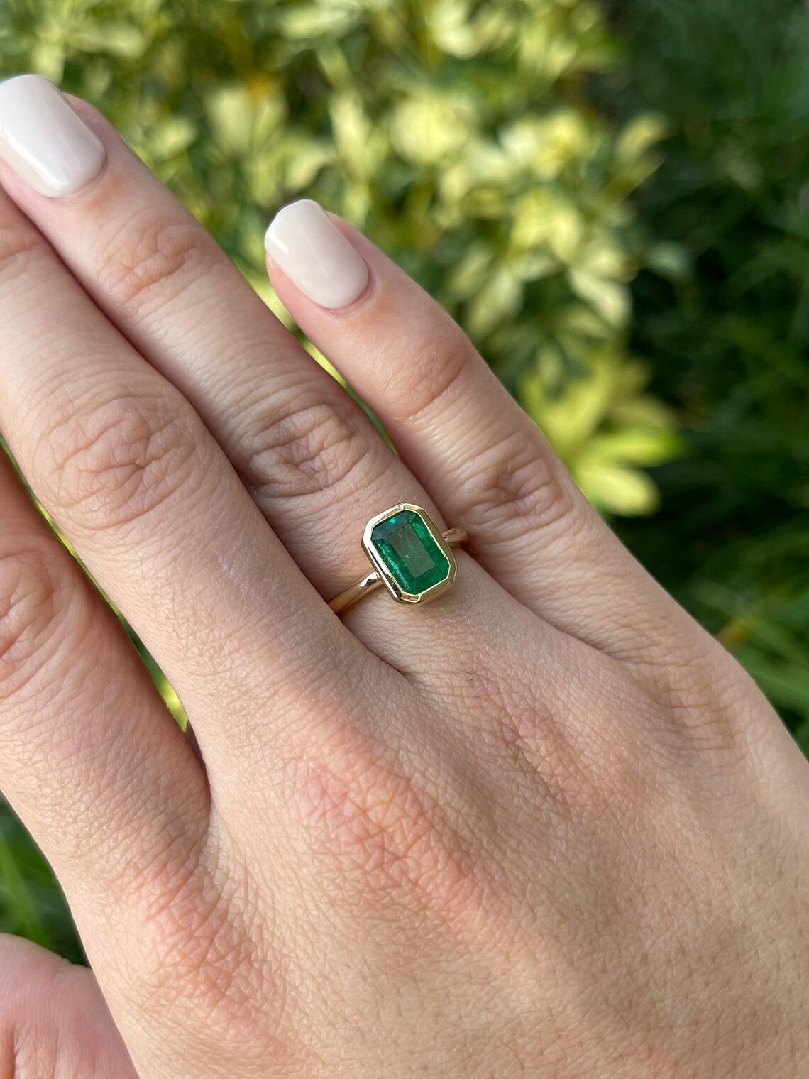 1.90ct 14K North to South Classic Emerald Cut Emerald Solitaire Gold Bezel Ring In New Condition For Sale In Jupiter, FL