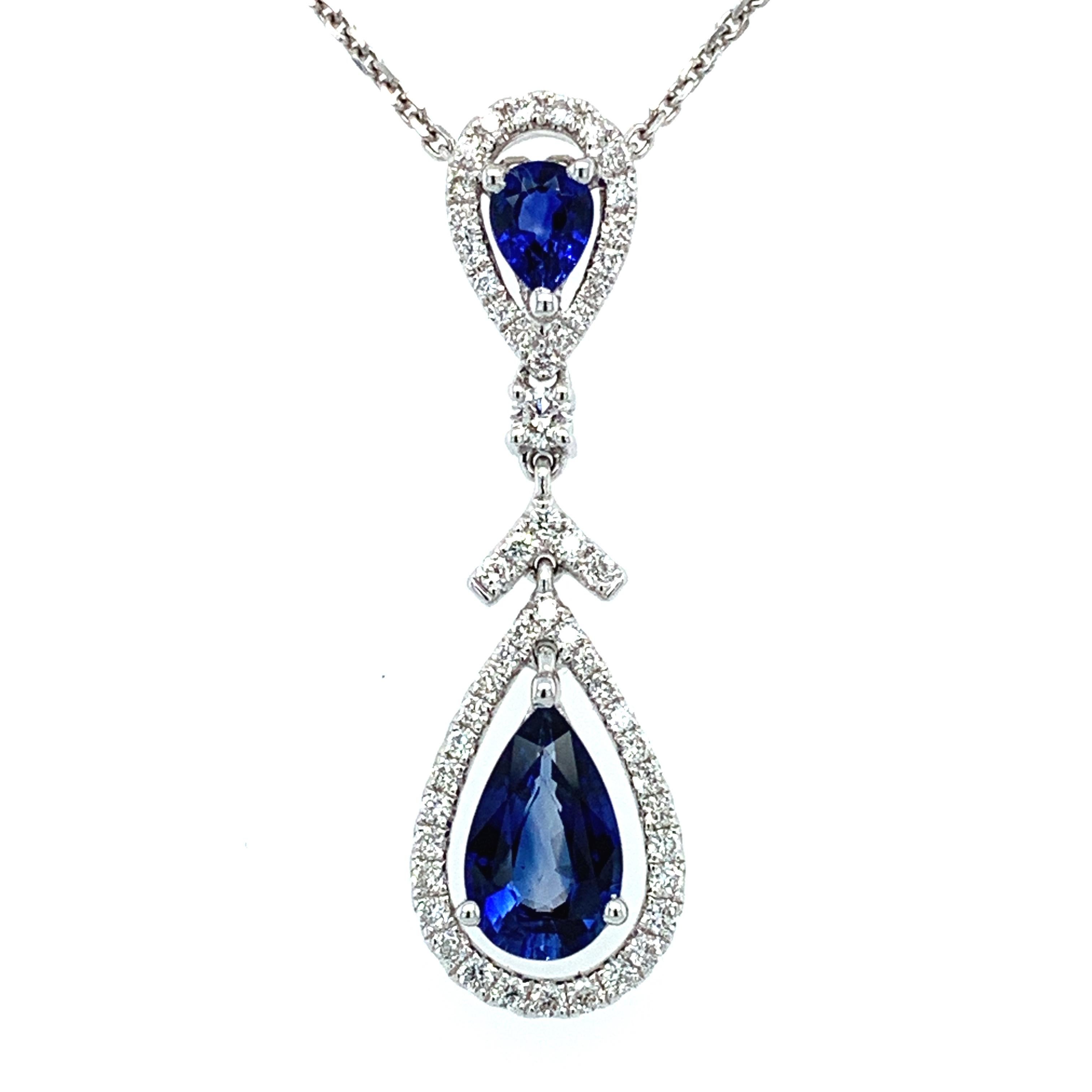 Werten Sie Ihre Schmucksammlung mit dieser atemberaubenden Halskette aus Saphiren und Diamanten auf. Dieses Collier aus 18-karätigem Weißgold zeigt einen wunderschönen blauen, birnenförmigen Saphir aus Ceylon, der von einem Halo aus funkelnden