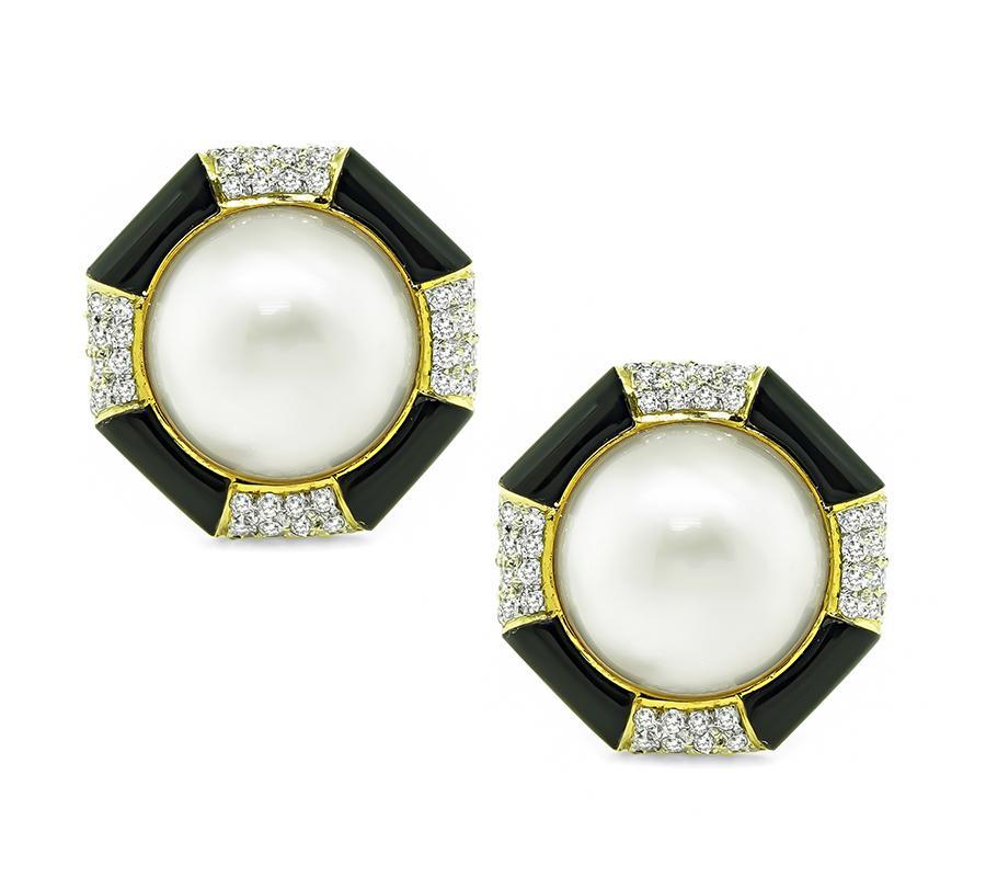 Questo è uno splendido paio di orecchini in oro giallo 18 carati. Gli orecchini sono caratterizzati da deliziose perle rotonde e accentuati da scintillanti diamanti a taglio rotondo che pesano circa 1,90 carati. Il colore dei diamanti è I con