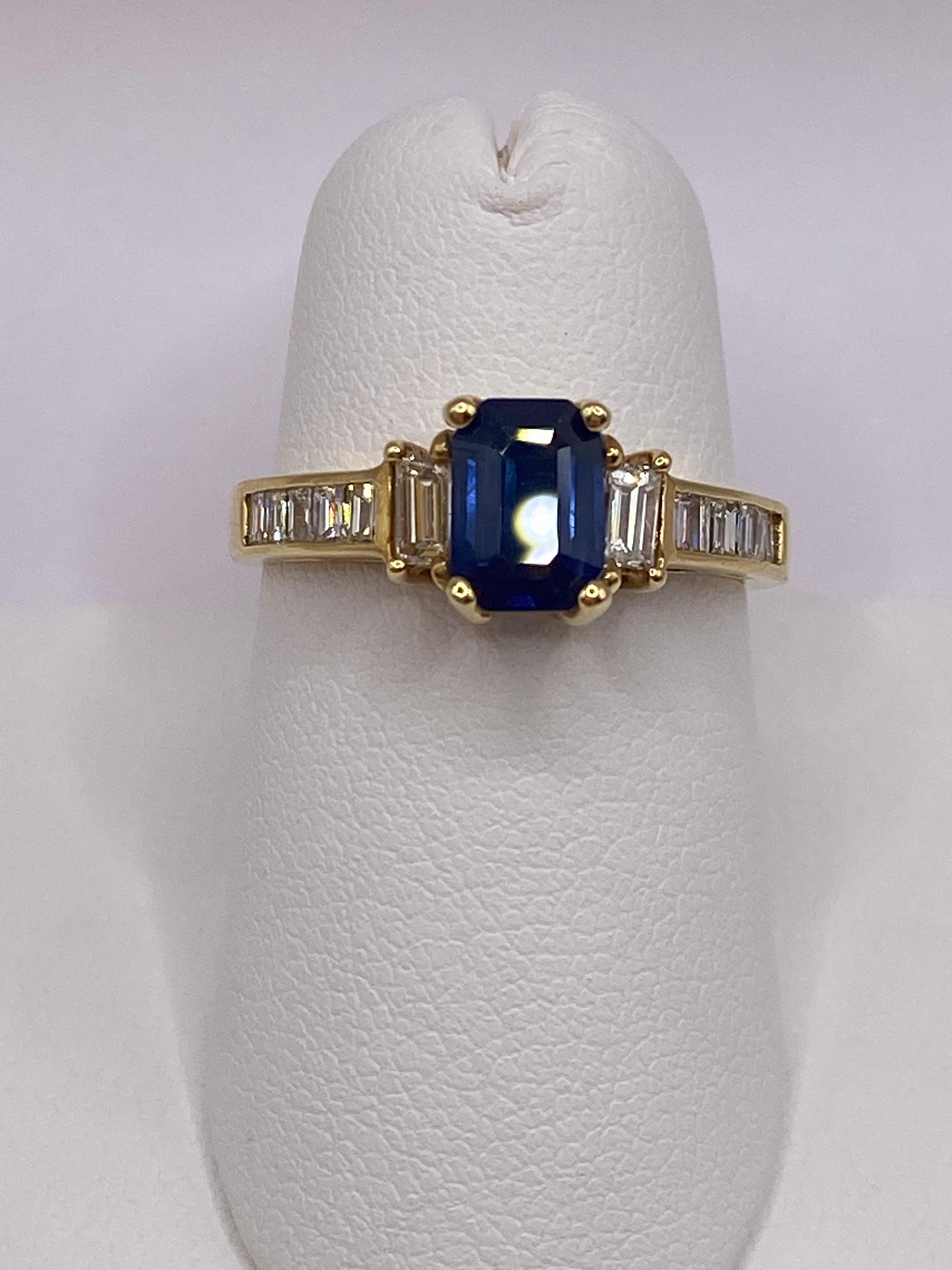 Taglio smeraldo Anello con zaffiro e diamante taglio smeraldo da 1,90 in oro giallo 18 carati in vendita