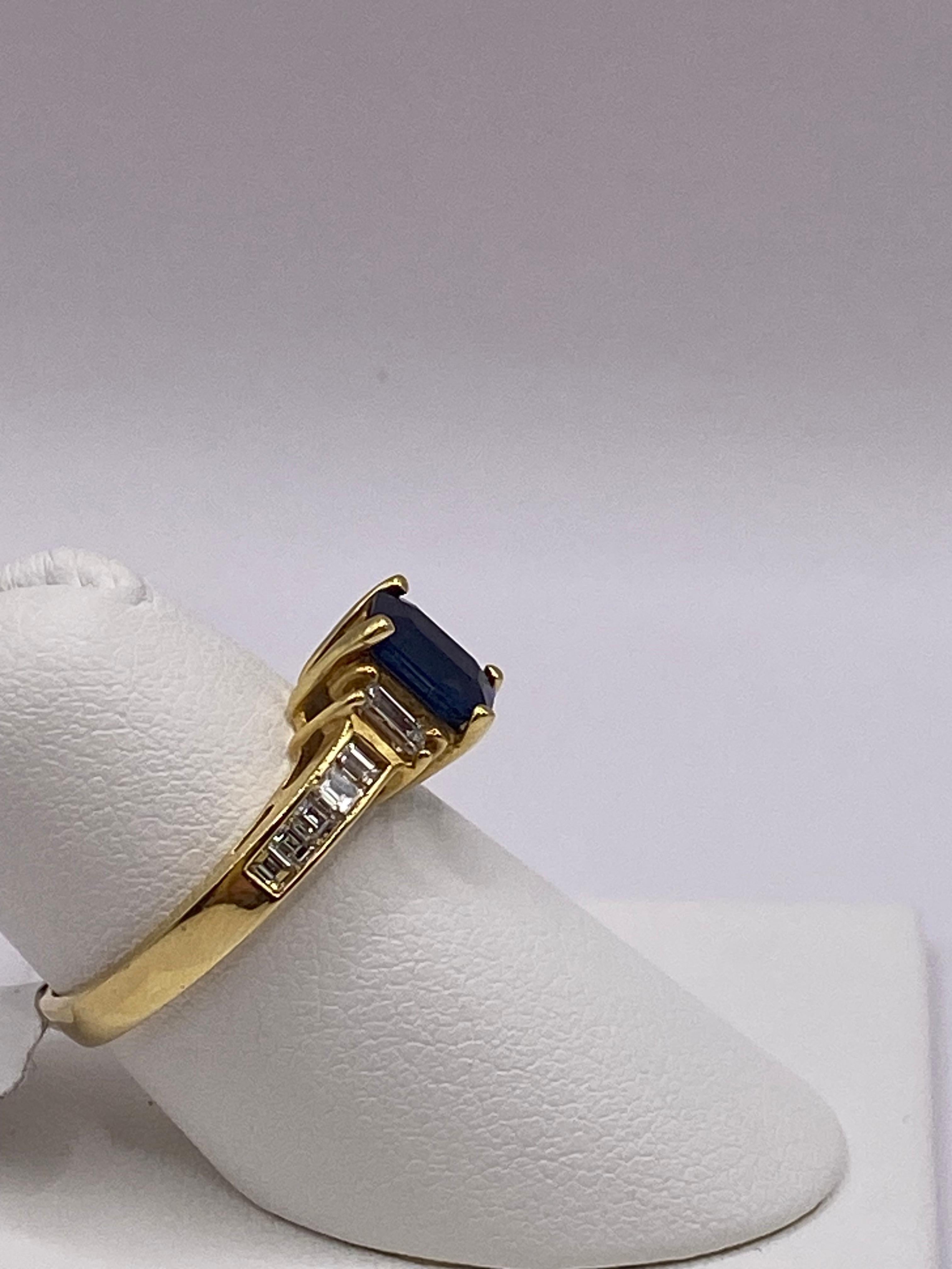 da uomo o donna Anello con zaffiro e diamante taglio smeraldo da 1,90 in oro giallo 18 carati in vendita