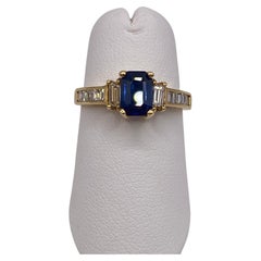 Anillo de zafiro talla esmeralda y diamante de 1,90 ct en oro amarillo de 18 quilates