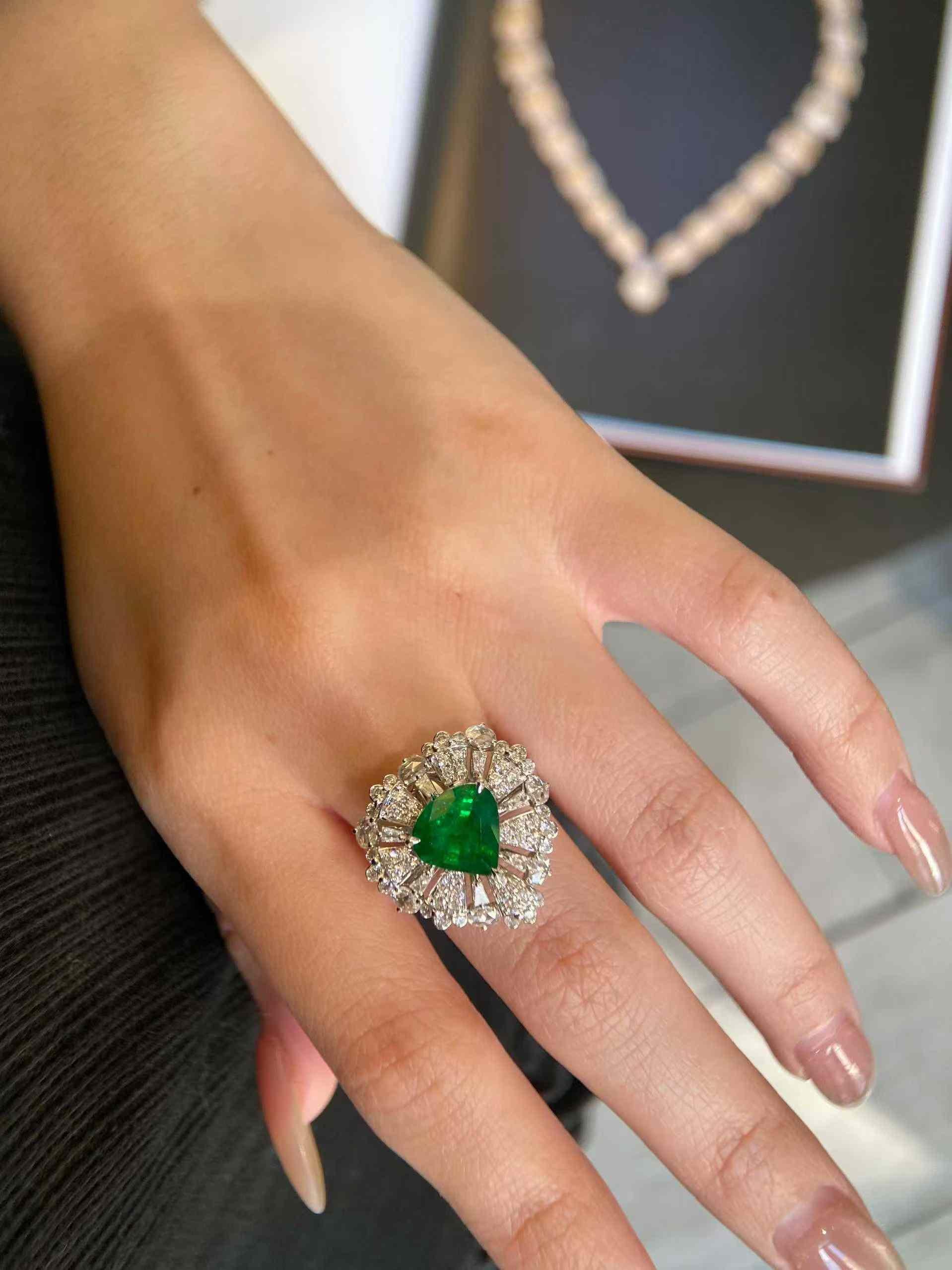 Bague en or blanc 18k avec émeraude en forme de cœur de 1,90ct et diamant blanc de 1,10ct en vente 5