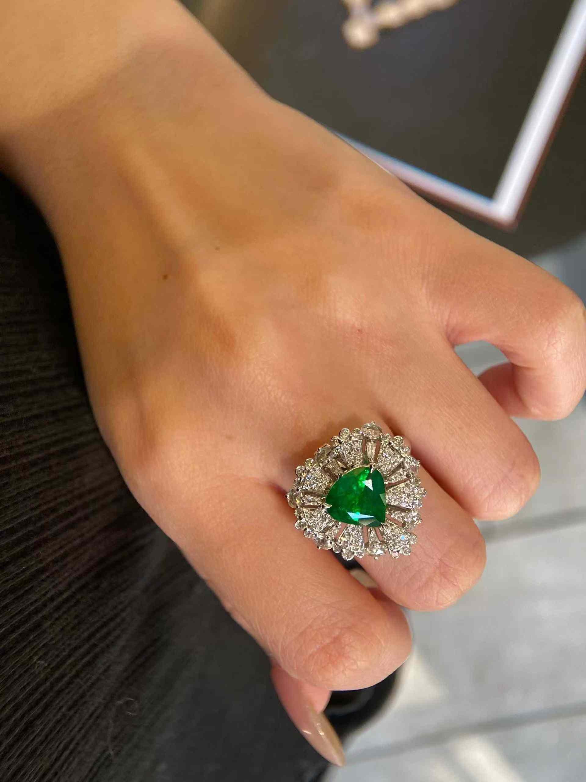 Bague en or blanc 18k avec émeraude en forme de cœur de 1,90ct et diamant blanc de 1,10ct en vente 6