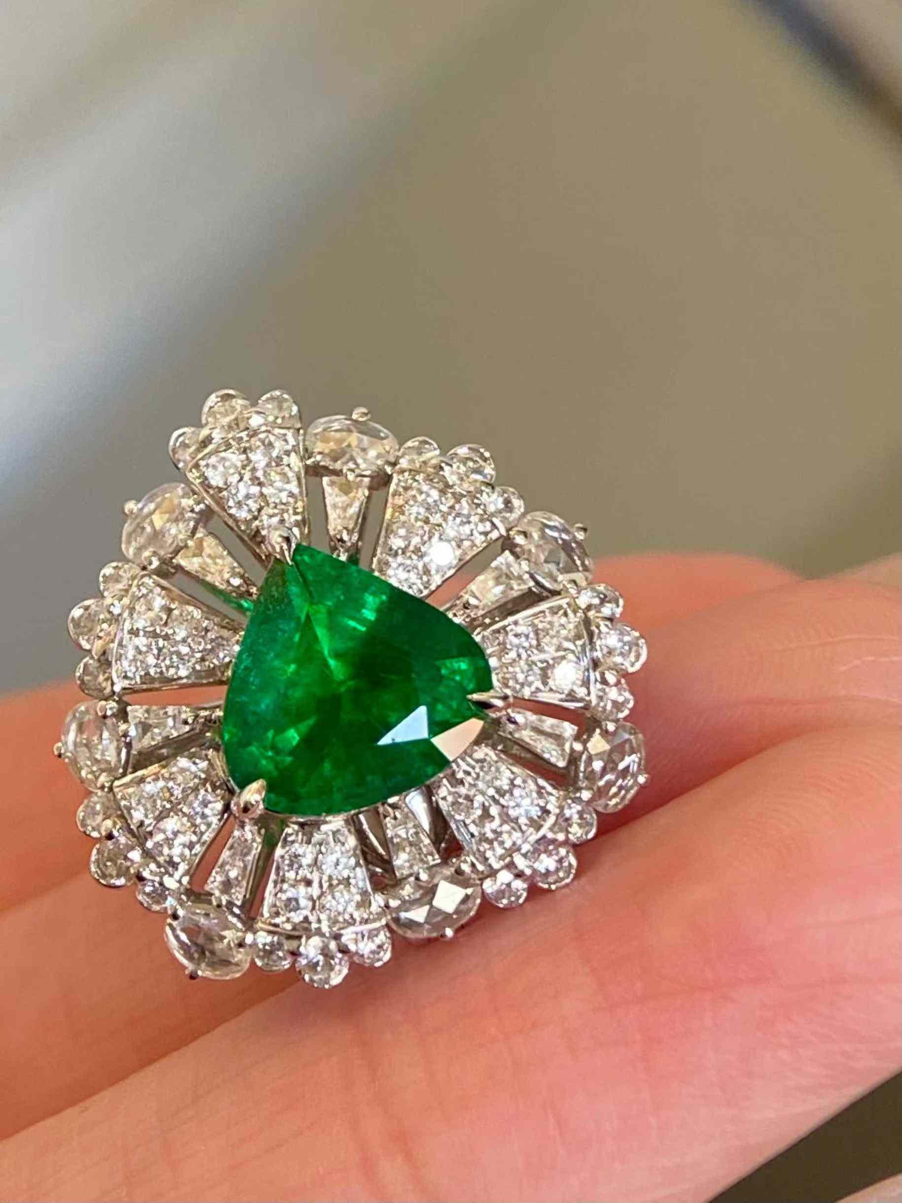 Bague en or blanc 18k avec émeraude en forme de cœur de 1,90ct et diamant blanc de 1,10ct Neuf - En vente à Bucharest, Romania