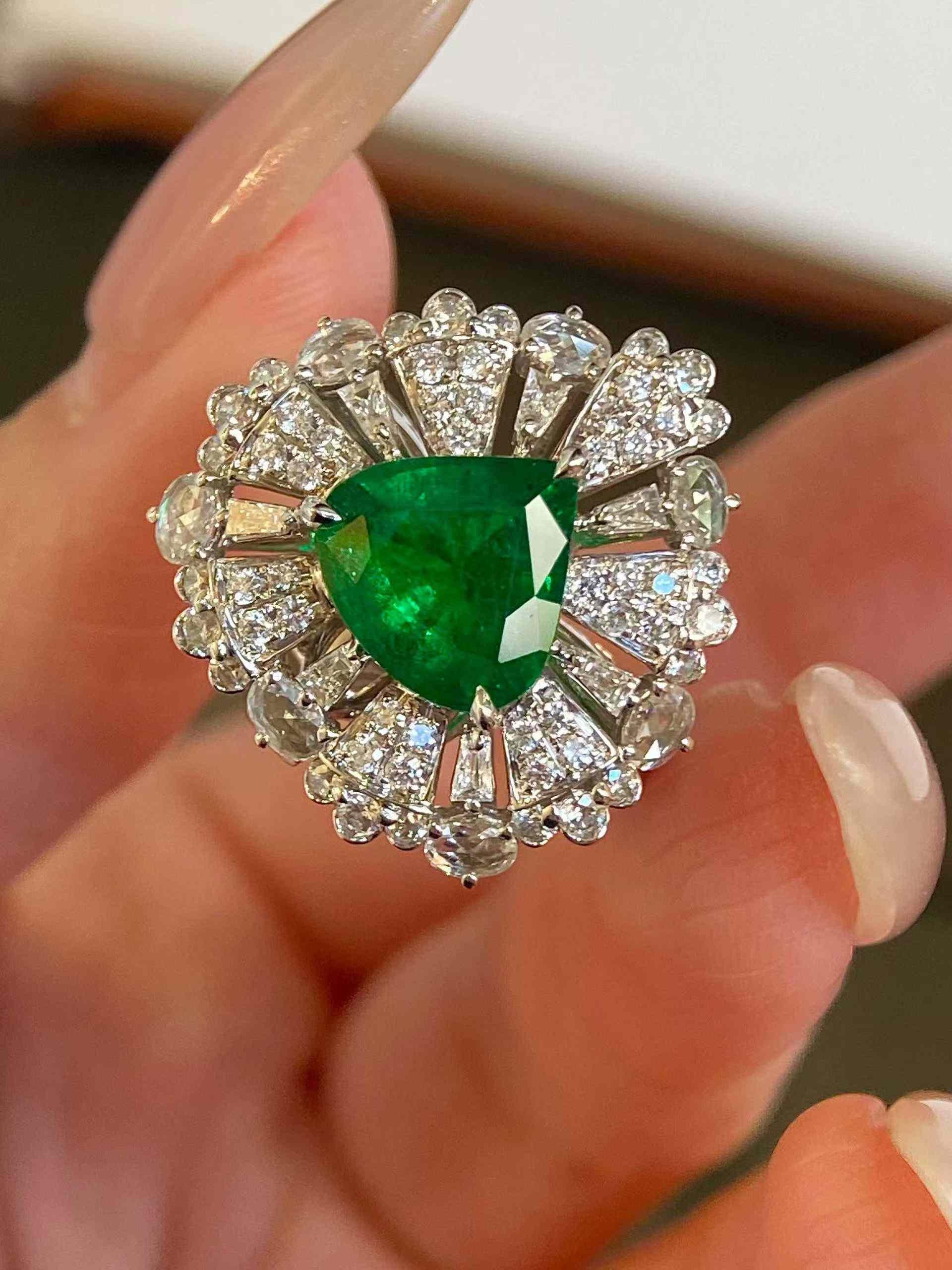 Bague en or blanc 18k avec émeraude en forme de cœur de 1,90ct et diamant blanc de 1,10ct en vente 2