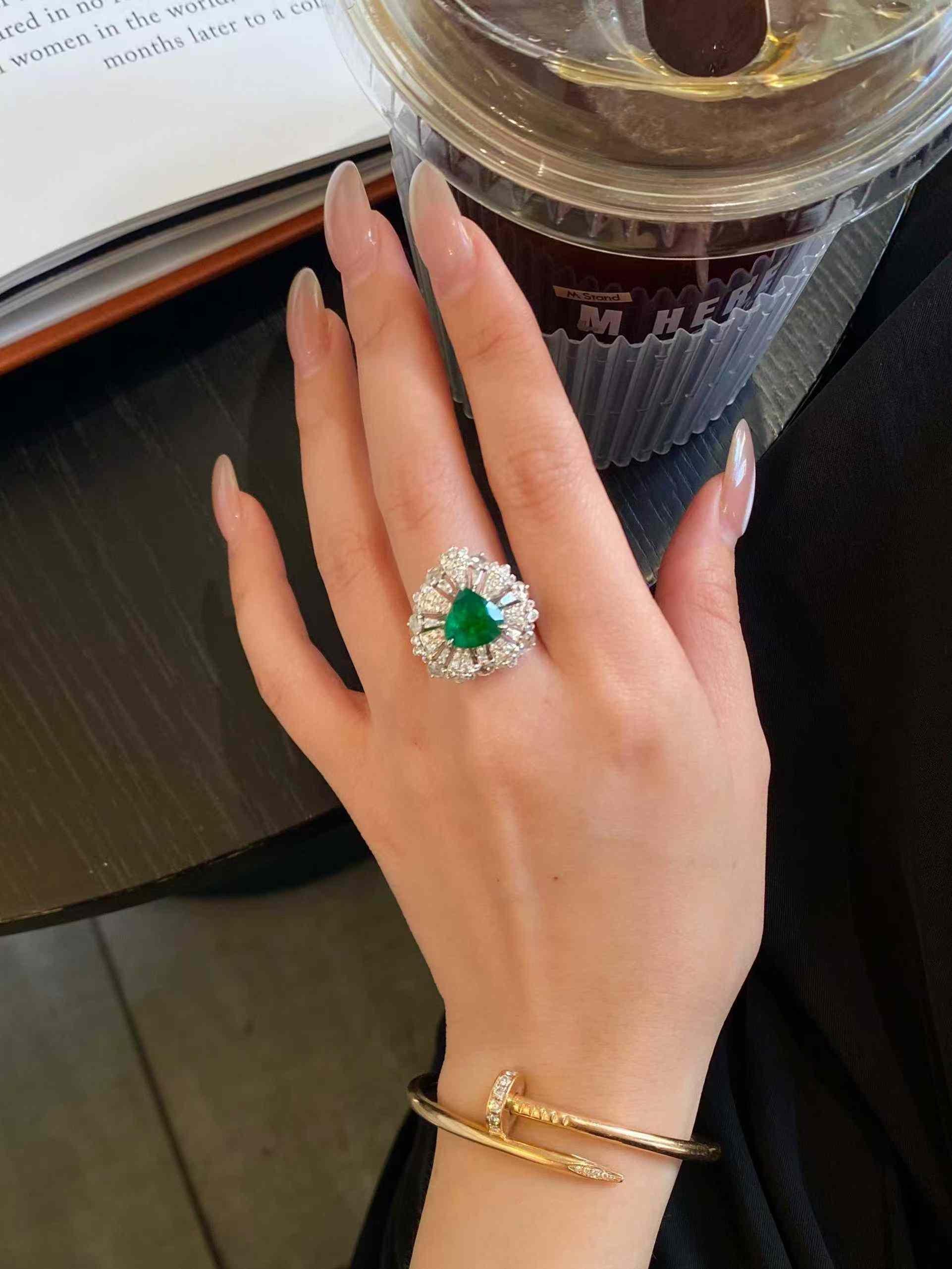 Bague en or blanc 18k avec émeraude en forme de cœur de 1,90ct et diamant blanc de 1,10ct en vente 3