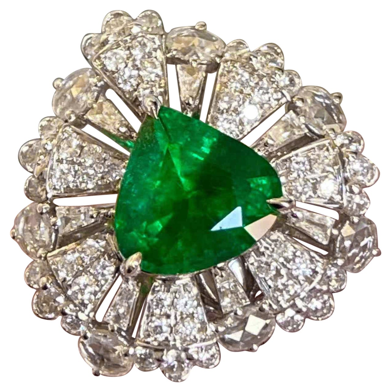 Bague en or blanc 18k avec émeraude en forme de cœur de 1,90ct et diamant blanc de 1,10ct en vente