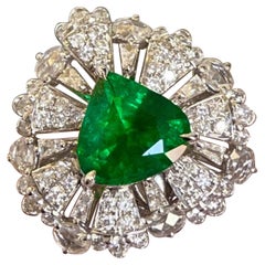 Bague en or blanc 18k avec émeraude en forme de cœur de 1,90ct et diamant blanc de 1,10ct