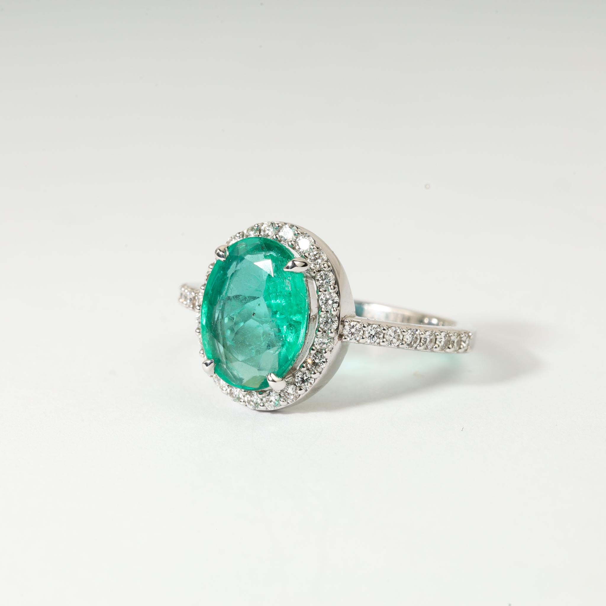 💎 Description du produit :
Élégante et intemporelle, cette bague de fiançailles Halo met en valeur une captivante émeraude naturelle d'environ 1,90ct de taille ovale, admirée pour sa riche teinte verte et son allure classique. La pièce centrale est