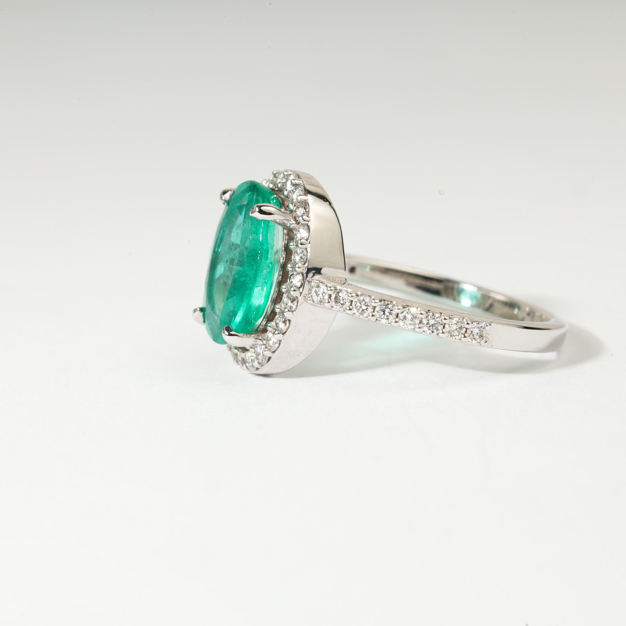 Art déco Bague de fiançailles demi-éternité de 1,90 ct d'émeraudes et de diamants de taille ovale naturelle en vente