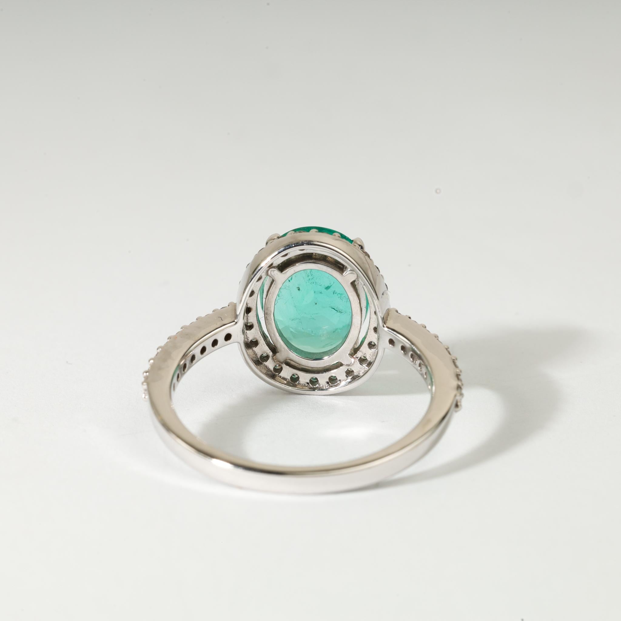 Taille ovale Bague de fiançailles demi-éternité de 1,90 ct d'émeraudes et de diamants de taille ovale naturelle en vente