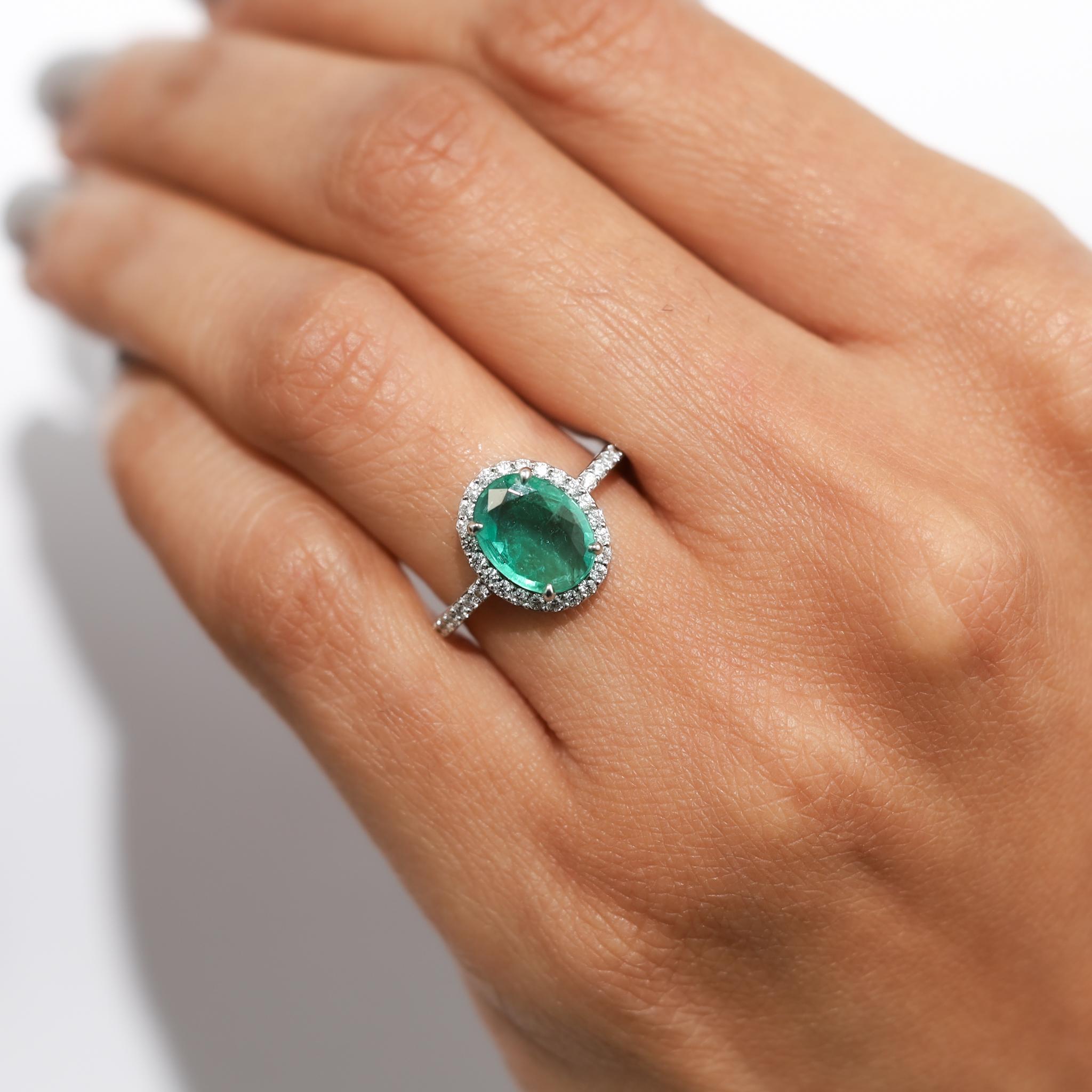 Bague de fiançailles demi-éternité de 1,90 ct d'émeraudes et de diamants de taille ovale naturelle Neuf - En vente à Jaipur, RJ