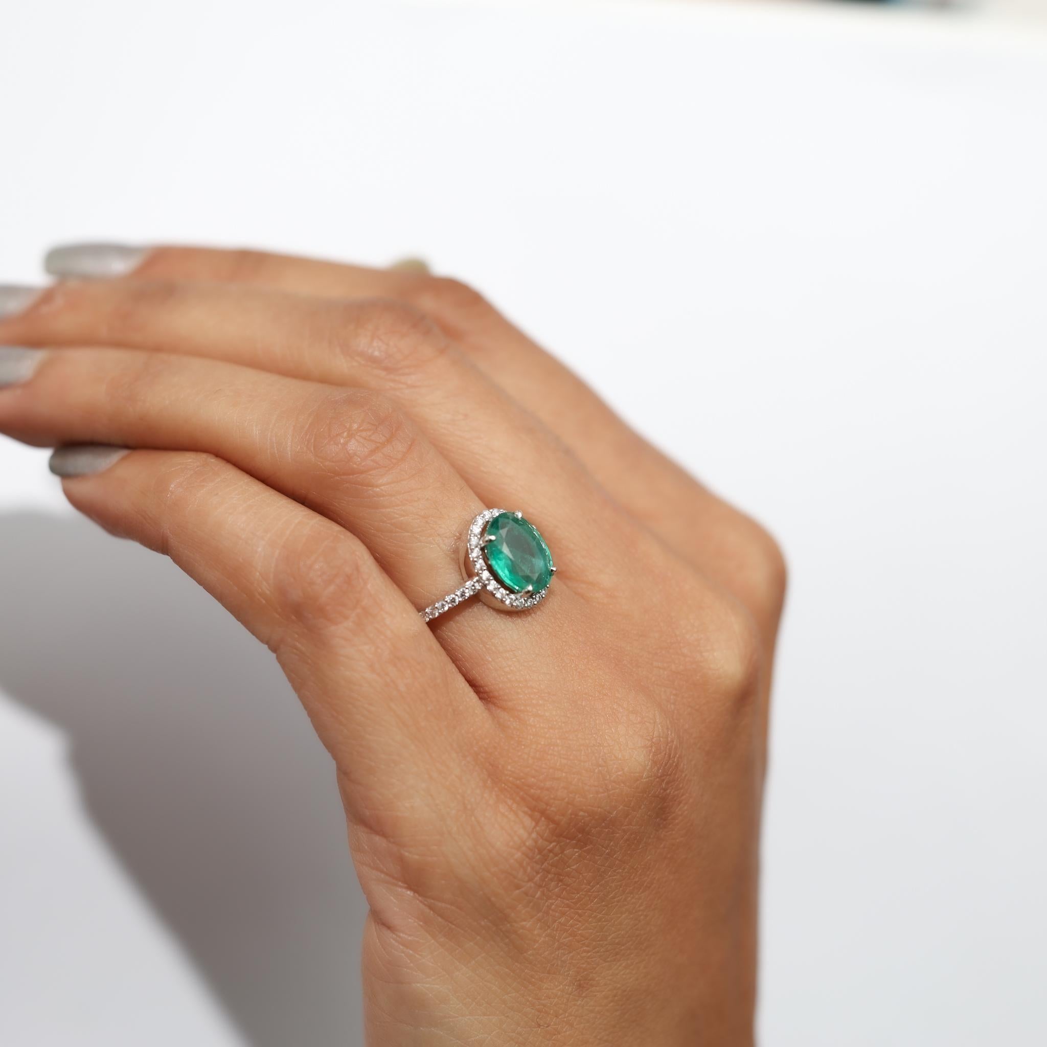 Bague de fiançailles demi-éternité de 1,90 ct d'émeraudes et de diamants de taille ovale naturelle Pour femmes en vente