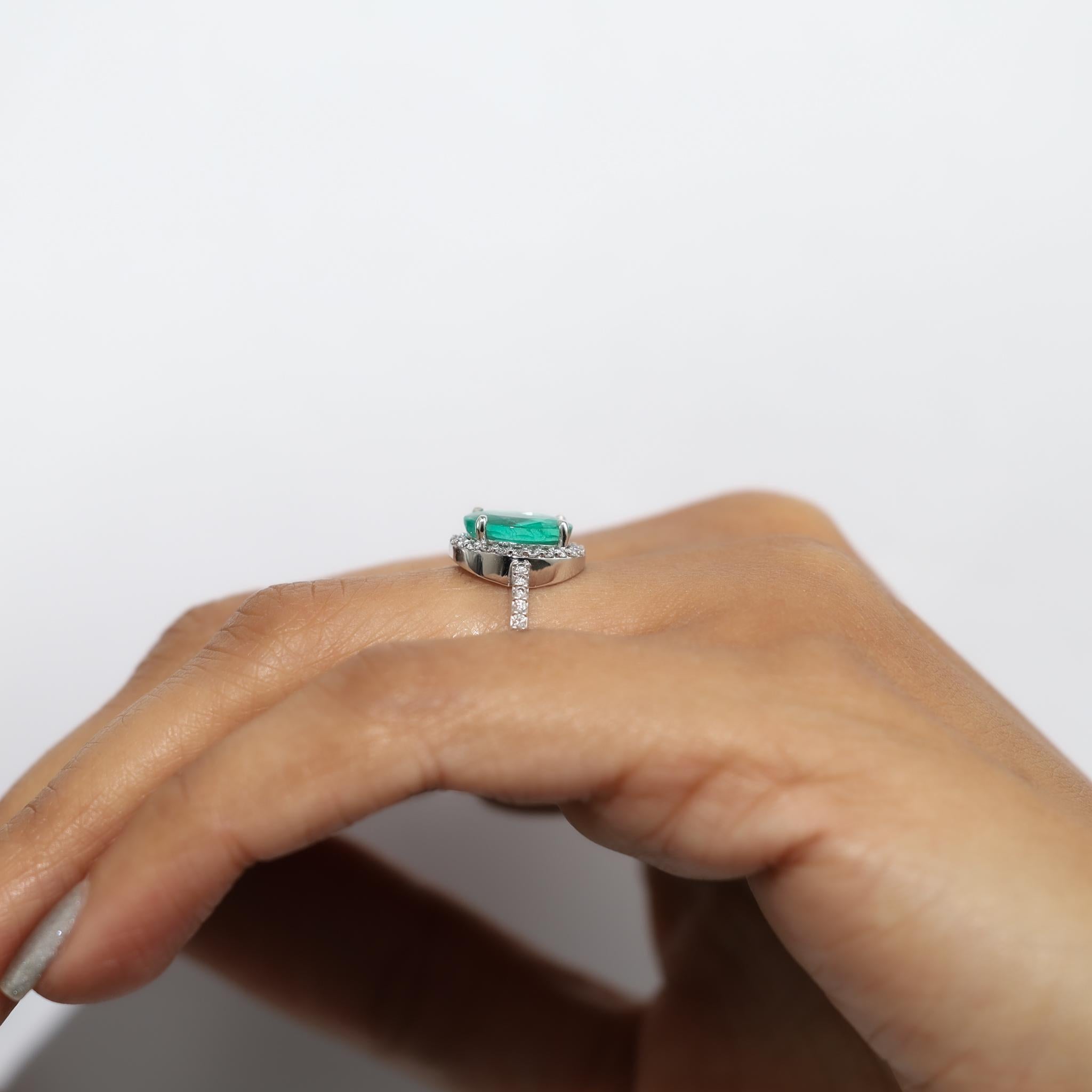 Bague de fiançailles demi-éternité de 1,90 ct d'émeraudes et de diamants de taille ovale naturelle en vente 1
