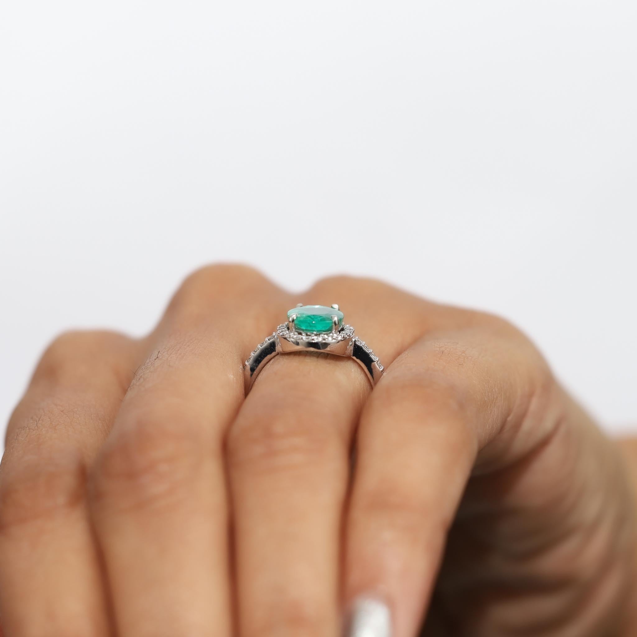 Bague de fiançailles demi-éternité de 1,90 ct d'émeraudes et de diamants de taille ovale naturelle en vente 2