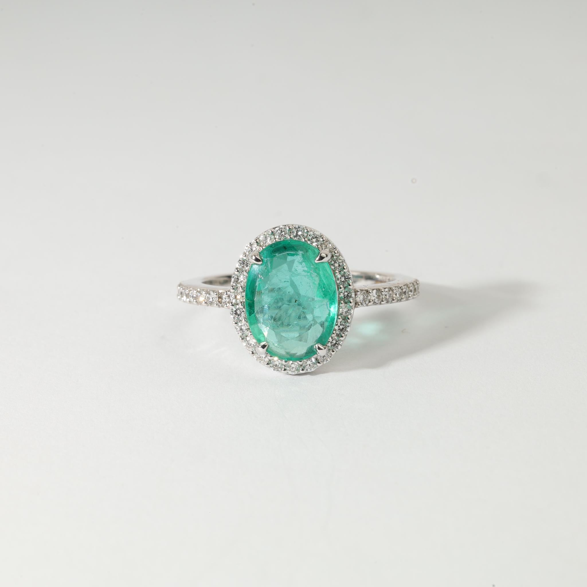 Bague de fiançailles demi-éternité de 1,90 ct d'émeraudes et de diamants de taille ovale naturelle en vente 3