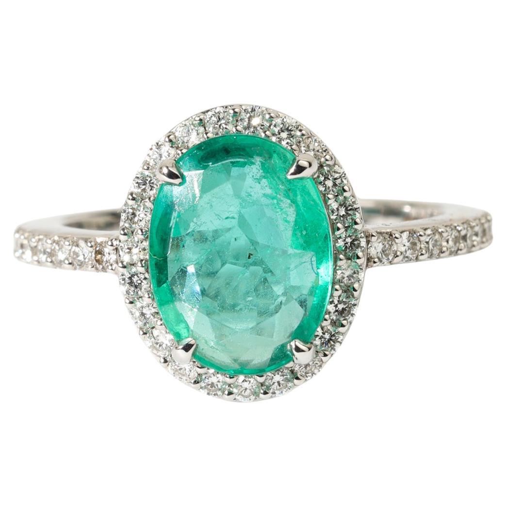 Bague de fiançailles demi-éternité de 1,90 ct d'émeraudes et de diamants de taille ovale naturelle en vente
