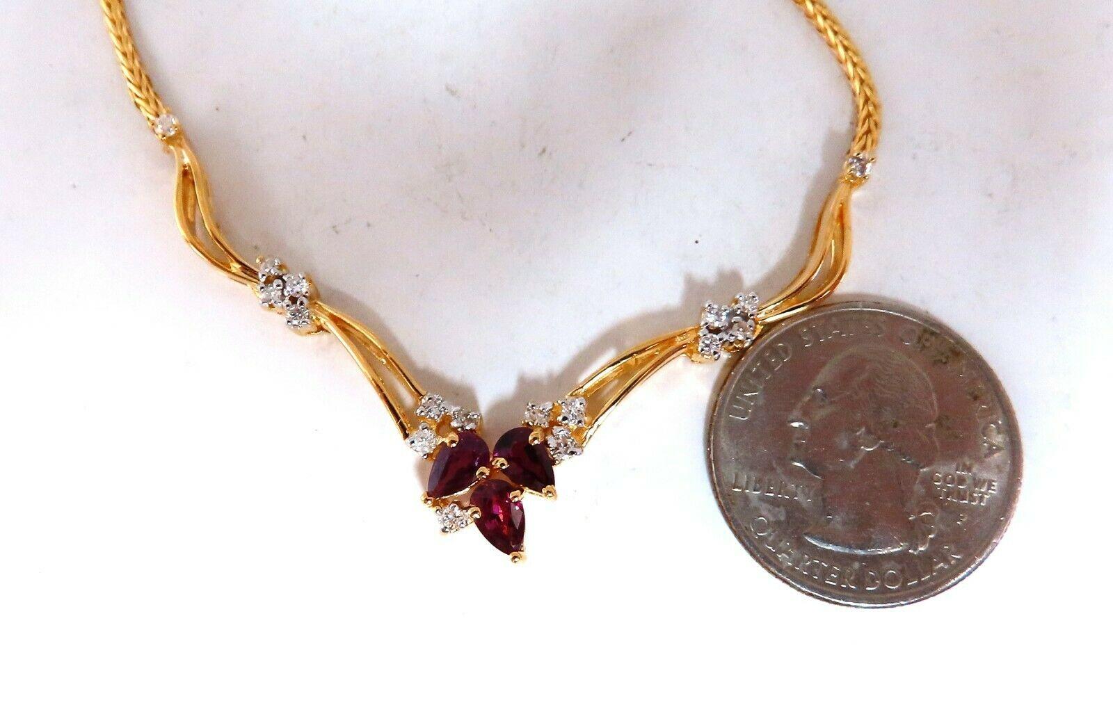 Rote Rubin & Diamanten Lariat Halskette

1.70ct. natürlicher birnenförmiger Rubin

Rot-violette Farben

.20ct. Natürliche Diamanten.

Runde Schnitte

G Farbe Vs-2 Klarheit

14Kt Gelbgold 

12.9 Gramm.

Halskette Gesamtlänge: 17,25 Zoll

Bequemer und