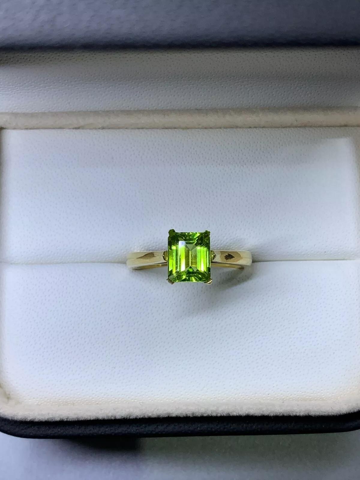 1.90ct Peridot green emerald solitaire engagement ring in 18ct yellow gold. In New Condition For Sale In London, GB
