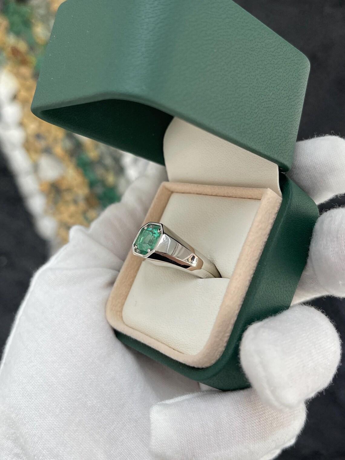 1,90 Karat Platin kolumbianischer Asscher Smaragd Solitär-Ring mit Smaragd Solitär für Männer oder Unisex (Asscher-Schliff) im Angebot