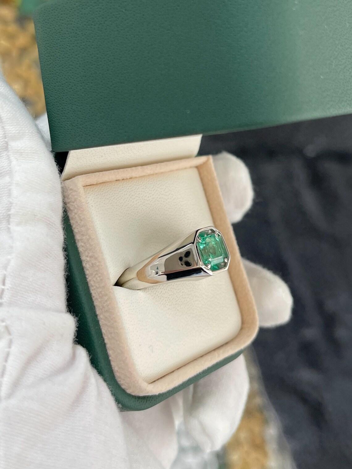 1,90 Karat Platin kolumbianischer Asscher Smaragd Solitär-Ring mit Smaragd Solitär für Männer oder Unisex im Zustand „Neu“ im Angebot in Jupiter, FL
