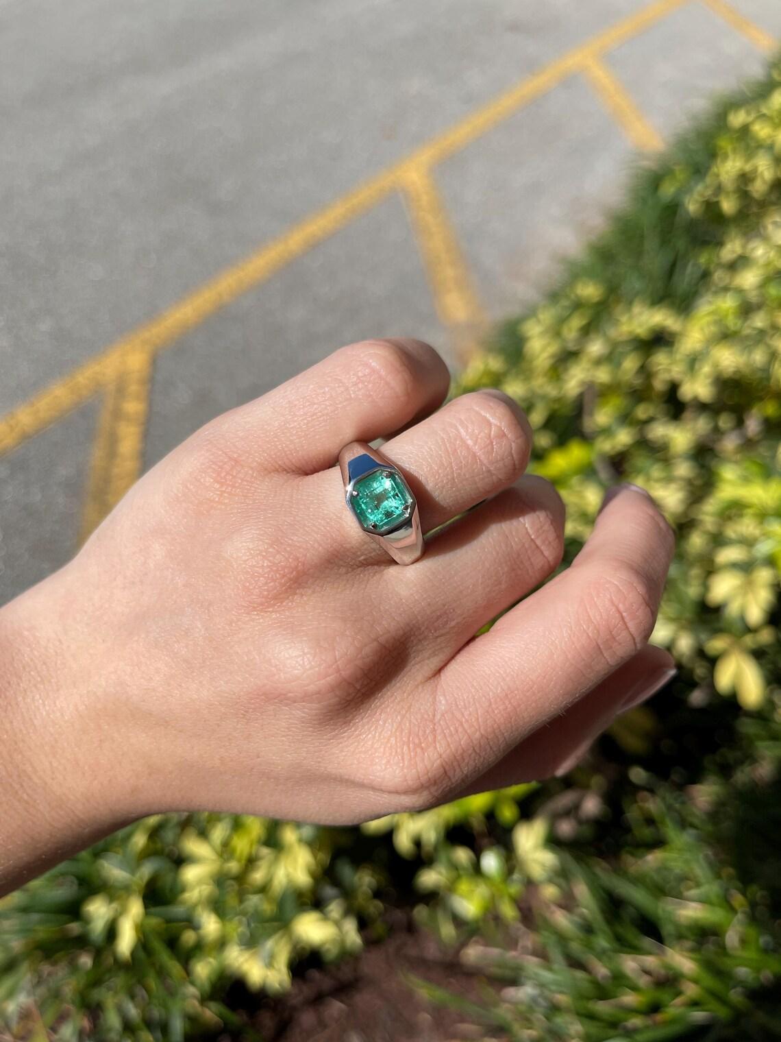 1,90 Karat Platin kolumbianischer Asscher Smaragd Solitär-Ring mit Smaragd Solitär für Männer oder Unisex im Angebot 1