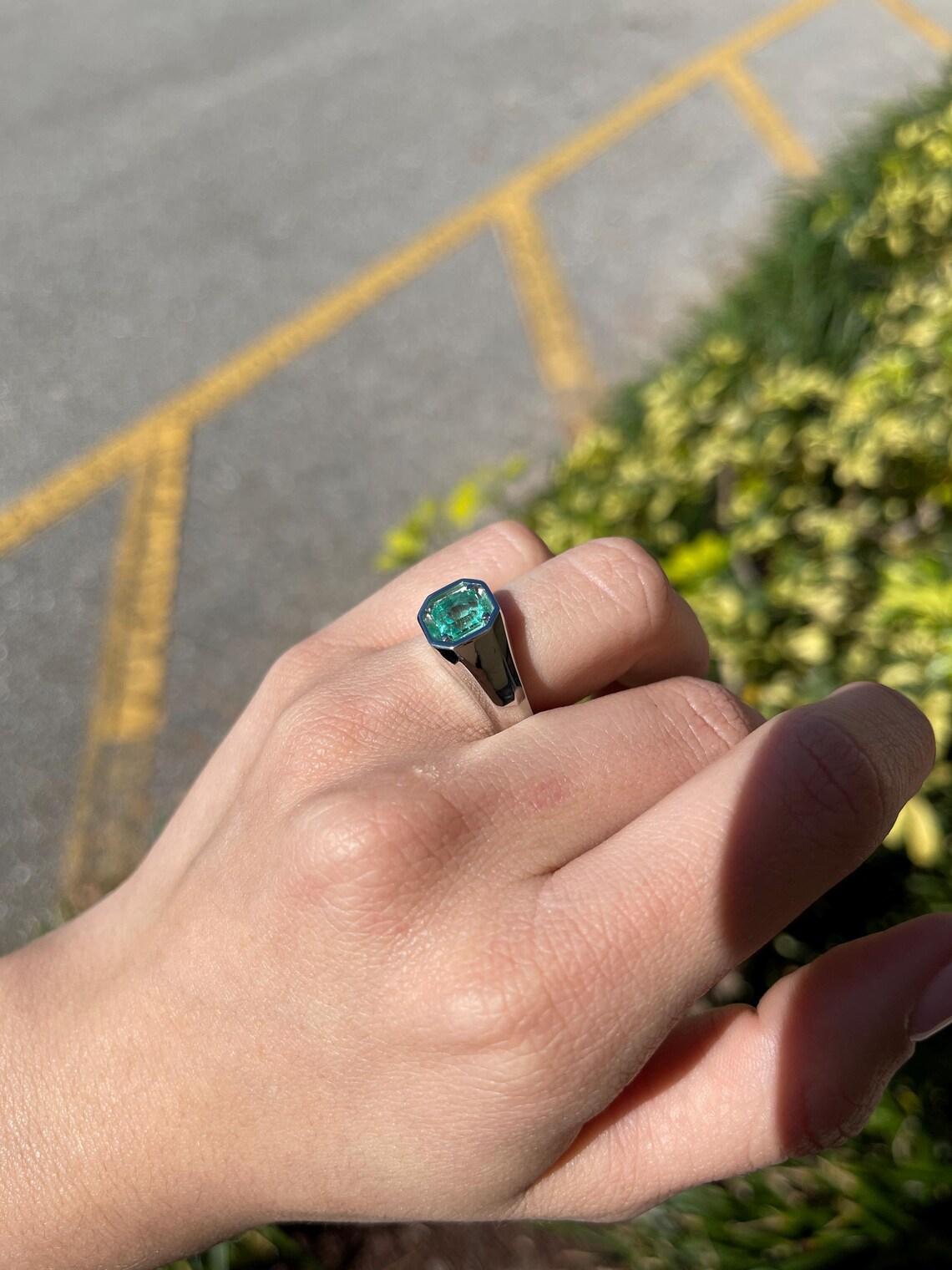 1,90 Karat Platin kolumbianischer Asscher Smaragd Solitär-Ring mit Smaragd Solitär für Männer oder Unisex im Angebot 2