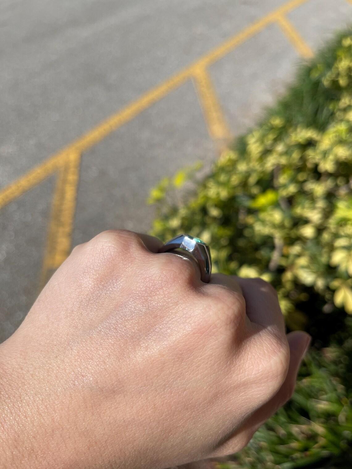 1,90 Karat Platin kolumbianischer Asscher Smaragd Solitär-Ring mit Smaragd Solitär für Männer oder Unisex im Angebot 3