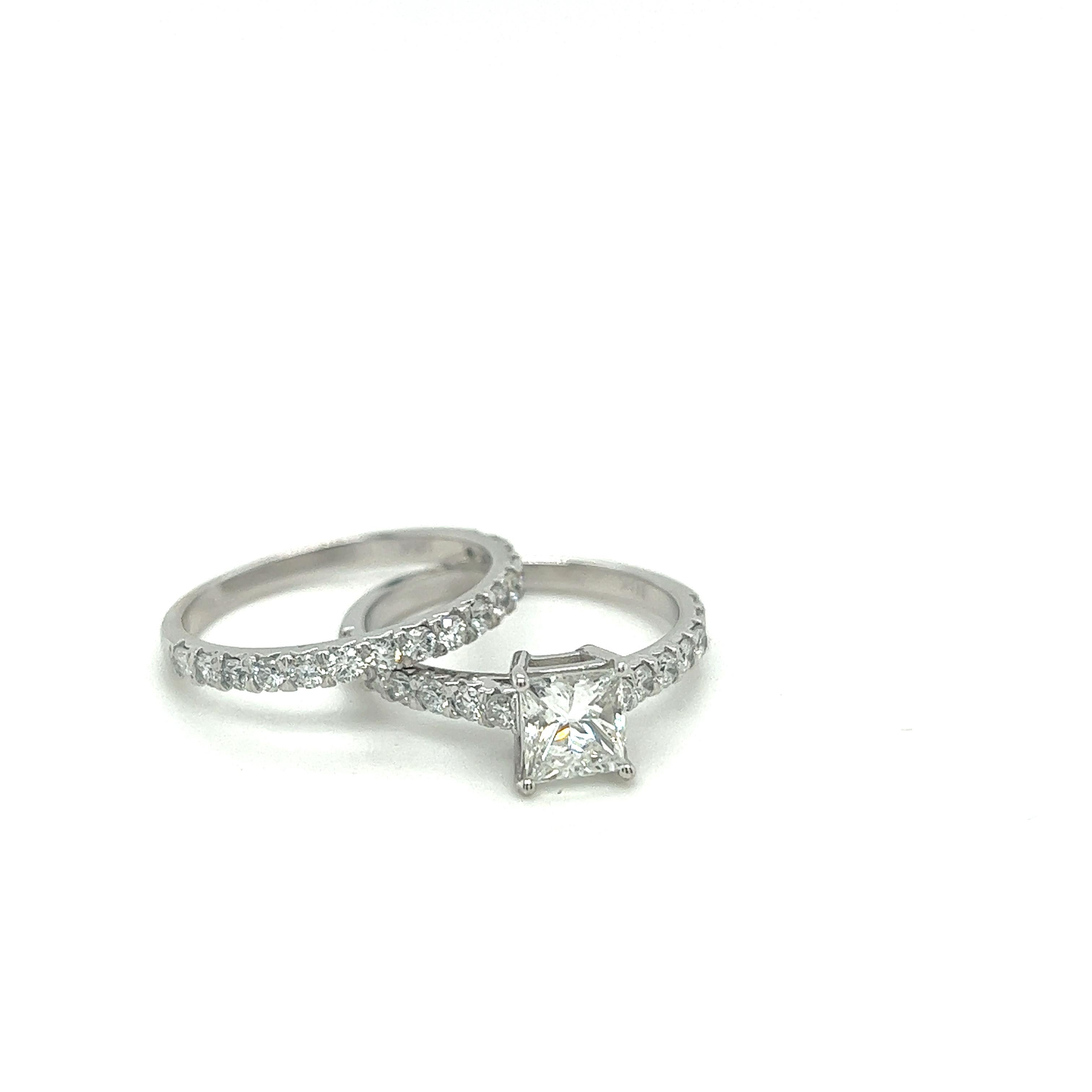 Verlobungsring UND Ehering
18k Weißgold Verlobungsring und Ehering Set
Diamant im Prinzessinnenschliff 1ct II-VS Natürlicher, auf der Erde gewonnener Diamant
Seitlicher Diamant & DIA im Band 0,90 ct I-SI
2mm-Schaft

