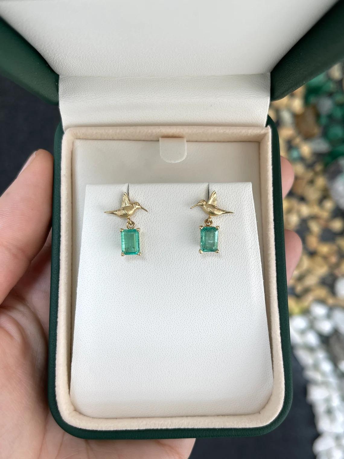1.90tcw 14K Emerald Cut Natural Emerald & Gold Humming Bird Dangle Stud Ears Neuf - En vente à Jupiter, FL