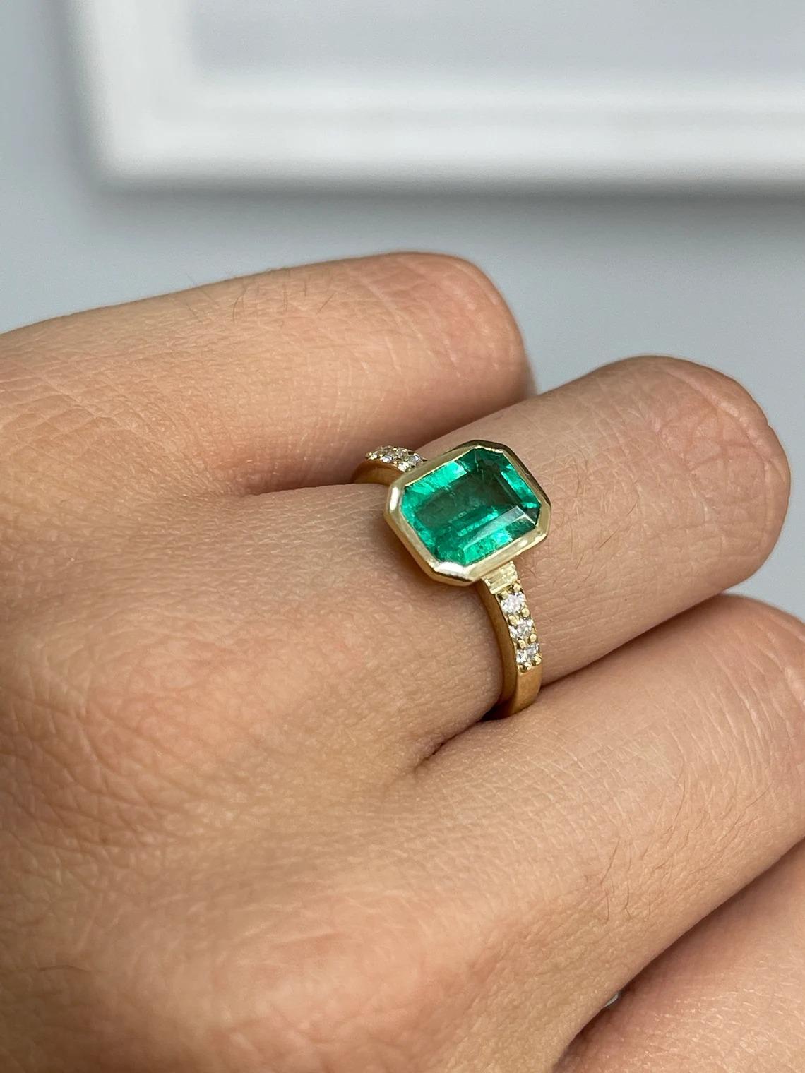 Moderno Anello d'oro con gambo in smeraldo colombiano e diamanti rotondi da 1,90tcw 18 carati in vendita