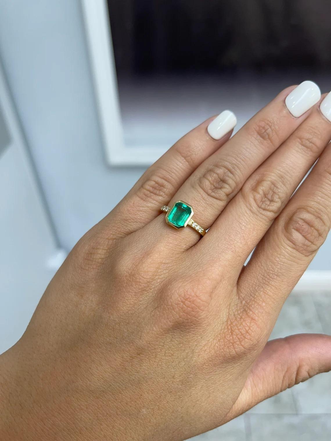 Anello d'oro con gambo in smeraldo colombiano e diamanti rotondi da 1,90tcw 18 carati In condizioni Nuovo in vendita a Jupiter, FL