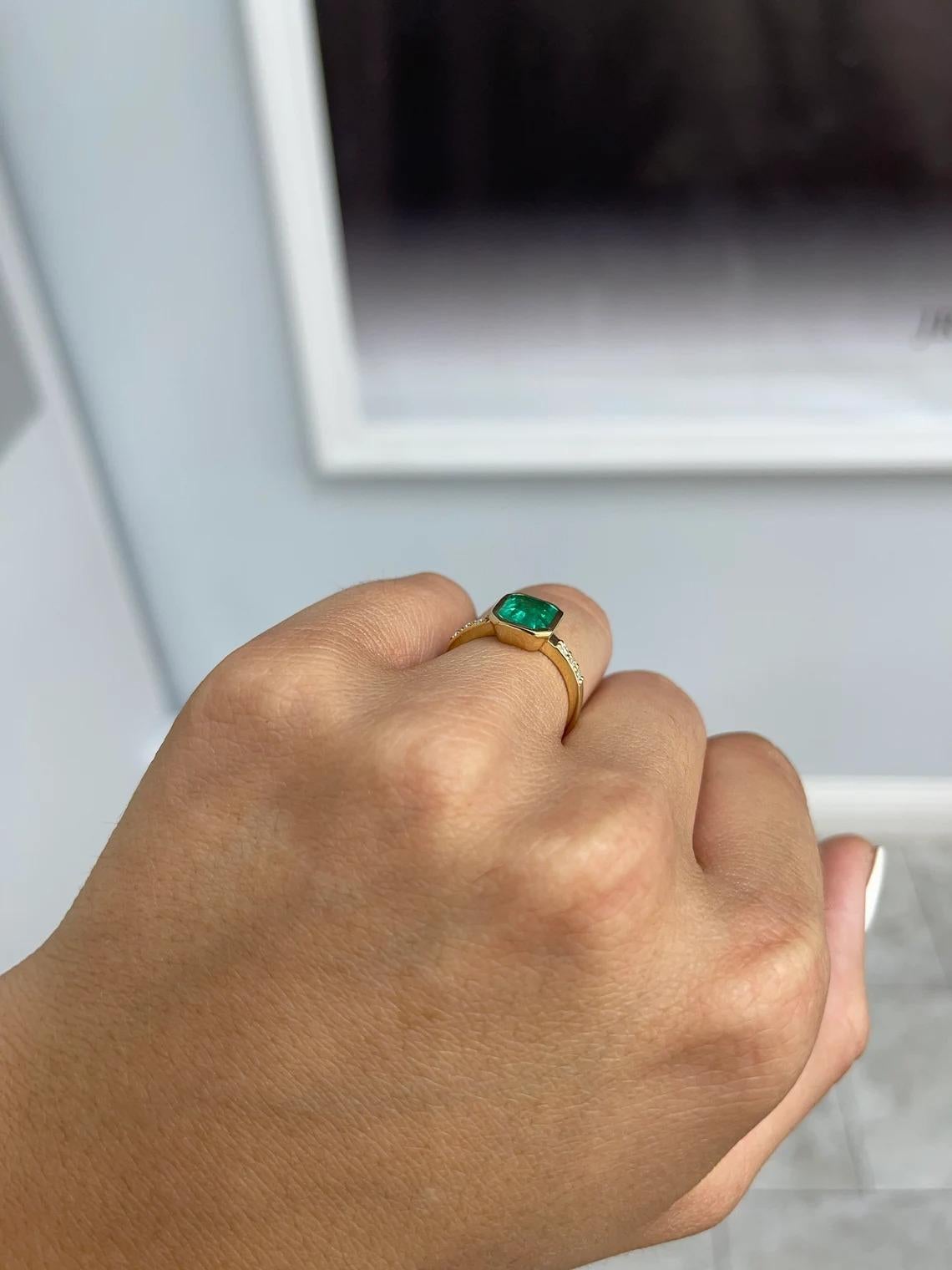 Donna Anello d'oro con gambo in smeraldo colombiano e diamanti rotondi da 1,90tcw 18 carati in vendita