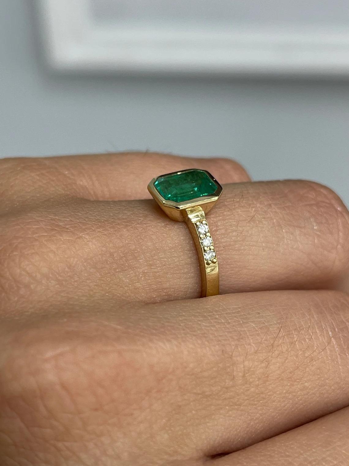 Anello d'oro con gambo in smeraldo colombiano e diamanti rotondi da 1,90tcw 18 carati in vendita 1