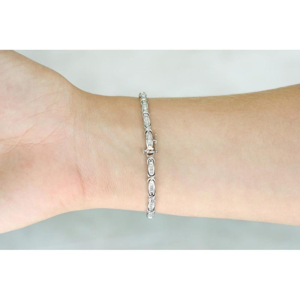 Una elegante pulsera con 1,90 quilates de brillantes diamantes naturales. Este hermoso artículo será un regalo ideal o una nueva incorporación a cualquier colección. Numerosos diamantes baguette totalmente facetados están engastados en canal en esta