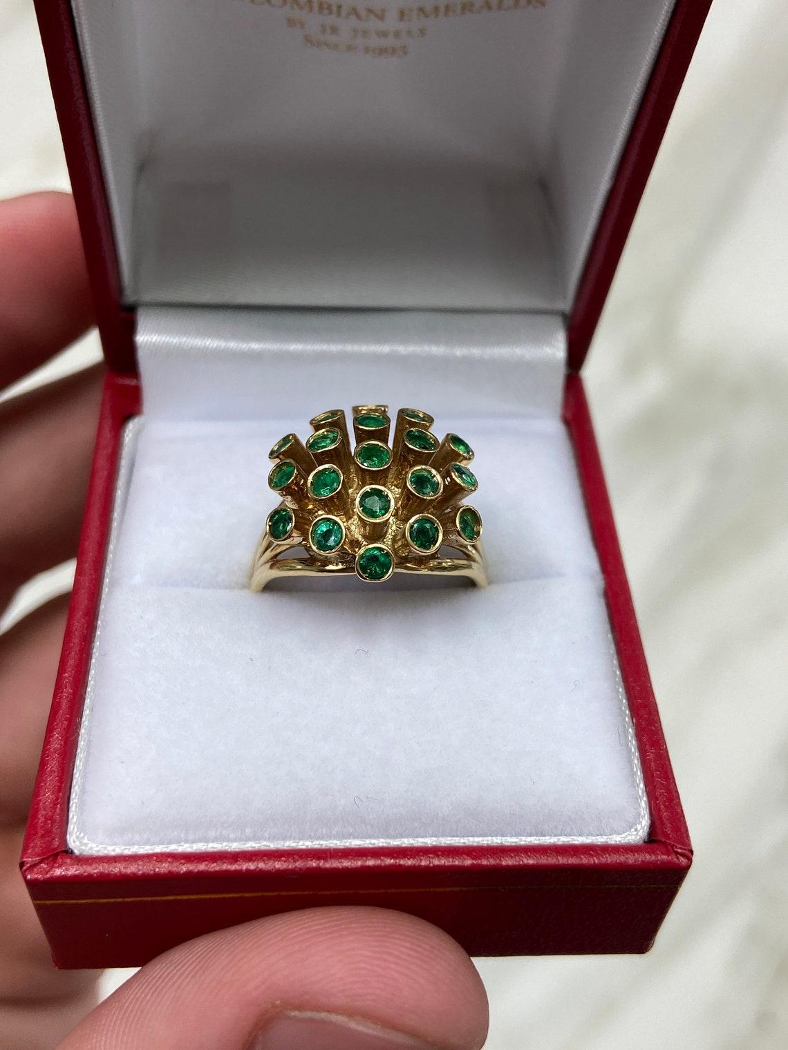 Modern 1.90tcw COVID-19 Colombian Emerald Round Cut Emerald Cluster Gold Ring For Sale