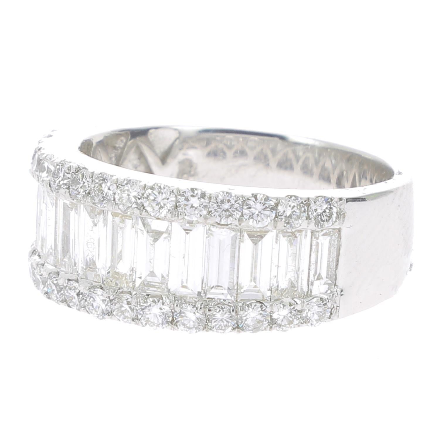 Contemporary 1.91 Carat Baguette and Round Diamonds Bridal Ring 18 Karat Gold GVS Diamond For Sale